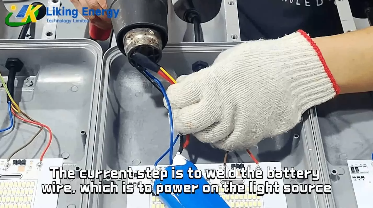 Instalar liking MP120w série à prova de vento luz solar semi-dividida aerodinâmica